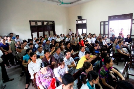 Đông đảo nhân thân và người dân đến theo dõi vụ án tại TAND tỉnh Thanh Hóa.