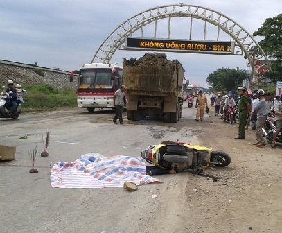 Sa ổ gà, một phụ nữ bị xe tải cán chết - 1 Hiện trường vụ tai nạn