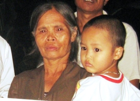 Bà Miên cùng đứa cháu con anh Thể.