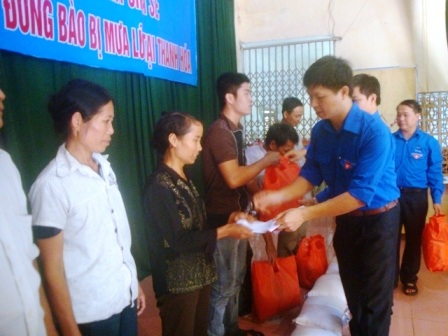 Đại diện PVFC trao quà cho bà con vùng lũ xã Thọ Lập.