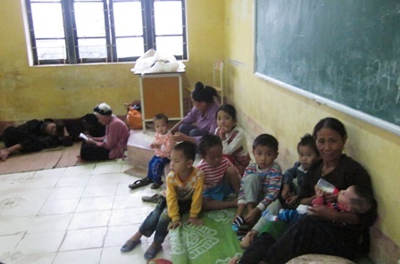 Người dân được di dời đến trường Tiểu học xã Hưng Lộc, huyện Hậu Lộc.