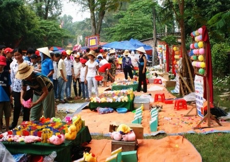 Đỏ đen tràn lan tại Lễ hội Lam Kinh