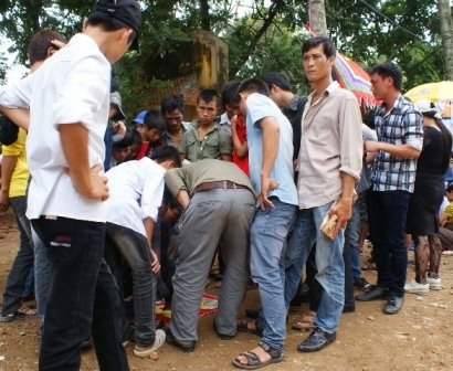  Trò “8 và 3” dưới hình thức ăn tiền trực tiếp, sới bạc lên đến cả triệu đồng.