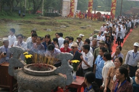 Hàng nghìn du khách và người dân địa phương về dâng hương, tham quan Khu di tích Lam Kinh.