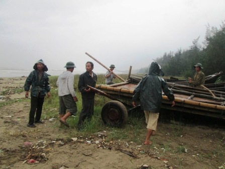 Người dân huyện Quảng Xương di chuyển tàu thuyền đến nơi an toàn.