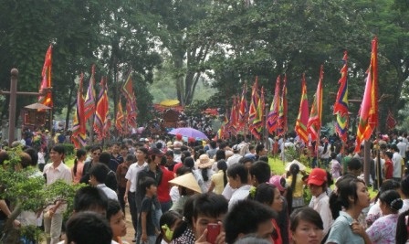 Hàng nghìn du khách và người dân địa phương về dâng hương, tham quan Khu di tích Lam Kinh.
