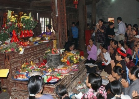 Hàng nghìn du khách và người dân địa phương về dâng hương, tham quan Khu di tích Lam Kinh.