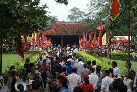 Hàng nghìn du khách và người dân địa phương về dâng hương, tham quan Khu di tích Lam Kinh.