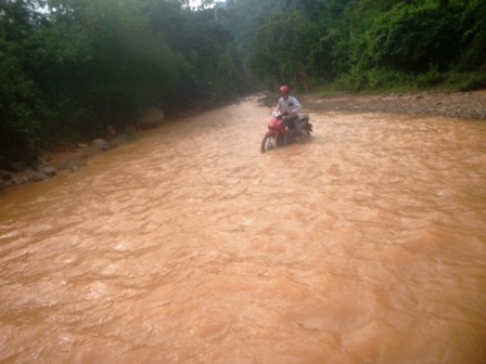 Mùa mưa, gần như bà con nơi đây bị cô lập hoàn toàn.