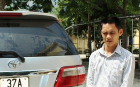 Bắt giữ xế hộp vận chuyển hổ trái phép - 2 Lái xe Phạm Đức Hòa và chiếc xe vi phạm tại cơ quan CSĐT.