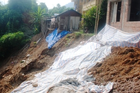 Hàng nghìn m3 đất đá dưới chân công trình bị nước lũ cuốn trôi.