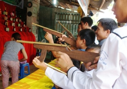 Trò bắn súng trúng thưởng kiểu Mỹ.