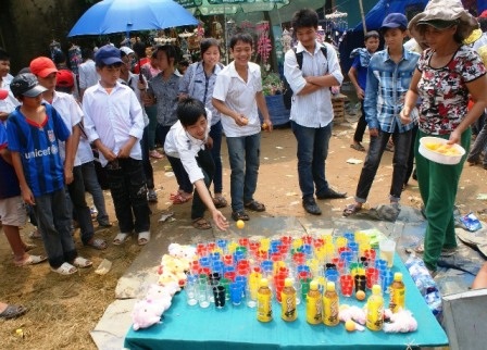  Tung bóng thu hút nhiều em học sinh đến tham gia.