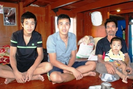  Ba cha con ngư dân Phạm Gia Tự quyết bám biển.