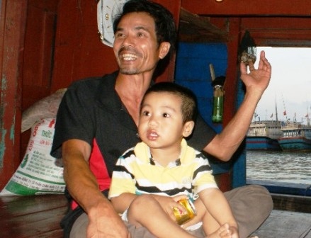 Ngư dân Tự vui mừng kể về những kỉ niệm buồn vui của nghề biển.