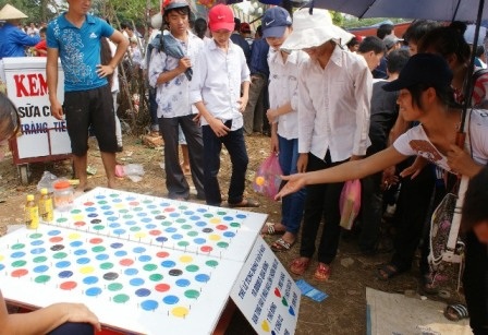  Không chỉ nam giới mà cả nữa giới cũng bị các trò đỏ đen thu hút tìm vận may.