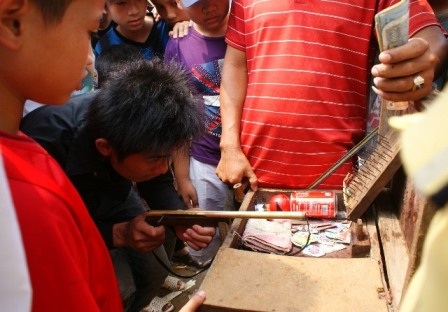  Trò bắn súng với khoảng cách gần “1 trúng 4” tưởng dễ ăn nhưng không ai trúng thưởng được.