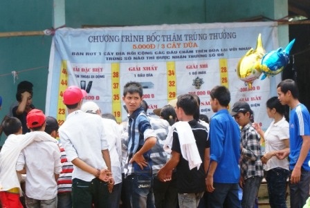  Chương trình bốc thăm trúng thưởng luôn thu hút đông các bạn trẻ vào chơi.