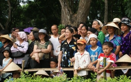Hàng nghìn du khách và người dân địa phương về dâng hương, tham quan Khu di tích Lam Kinh.