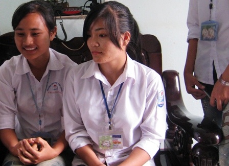 Nữ sinh Lê Thị Việt Anh (Bên phải) bị đánh hội đồng.