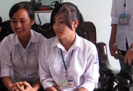 Em Phùng Thị Hiền (bên trái) được biểu dương vì đã can ngăn bạn đánh nhau.