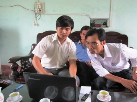 Ông Trần Quốc Dũng (người đeo kính) - phó hiệu trưởng Trường THPT Triệu Sơn IV xem lại đoạn clip.