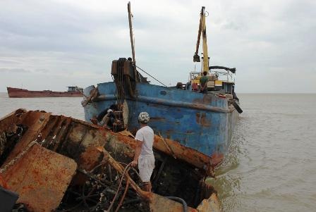 Không có sọ người trong con tàu chìm hàng chục năm dưới biển - 2 Các phương tiện trục vớt và lực lượng chức năng đang đưa con tàu bị chìm vào bờ.