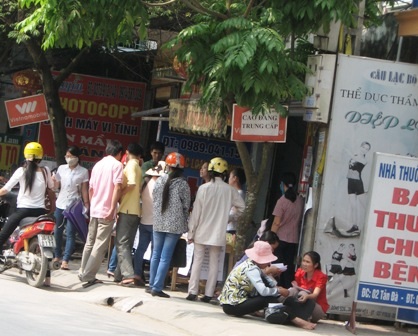 Thí sinh thi hệ liên thông “ào ào” mua phao thi