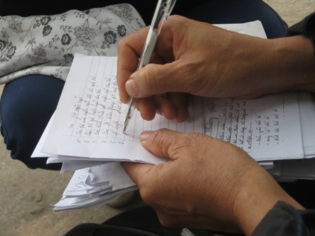 Nhiều thí sinh sau khi mua tài liệu xong ra ngoài đánh dấu.