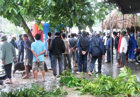 Người dân bàng hoàng chứng kiến hiện trường vụ tai nạn.