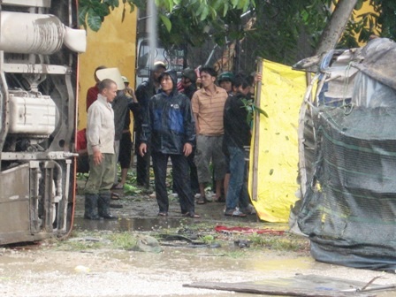 Hai chiếc xe hư hỏng nặng sau cú va chạm.