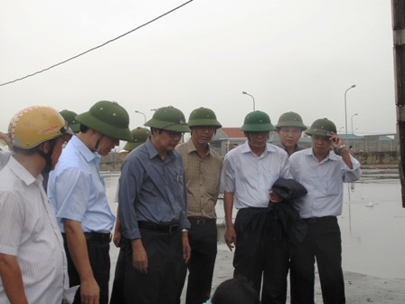 Bộ trưởng Bộ NN&PTNT Cao Đức Phát chỉ đạo chống bão tại Nga Sơn, Thanh Hóa (Ảnh: Duy Tuyên).