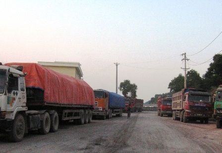 Trong khi hàng chục chiếc xe tải chở đầy hàng xếp ngoài cổng.