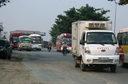 Lái xe tập trung trước trụ sở của Trạm thi phía khiến giao thông qua đoạn đường này bị ách tắc.
