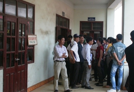 Hàng chục lái xe bao vây trước cửa nhà điều hành của Trạm thu phí để phản đối.