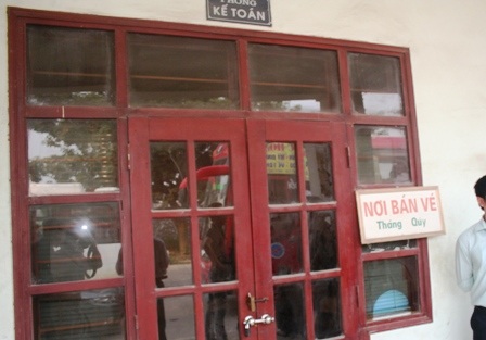 Bảng bán vé tháng và quý vẫn được treo trước cửa phòng của Trạm.