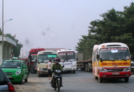Lái xe tập trung trước trụ sở của Trạm thi phía khiến giao thông qua đoạn đường này bị ách tắc.