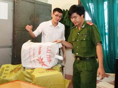 Hai cán bộ huyện bị bắt vì tham nhũng - 1 Cơ quan CSĐT đang kiểm tra tài liệu, thu thập bằng chứng.