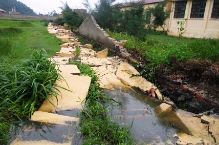 Tường rào trường Tiểu học Hoằng Trường, huyện Hoằng Hóa bị đổ.