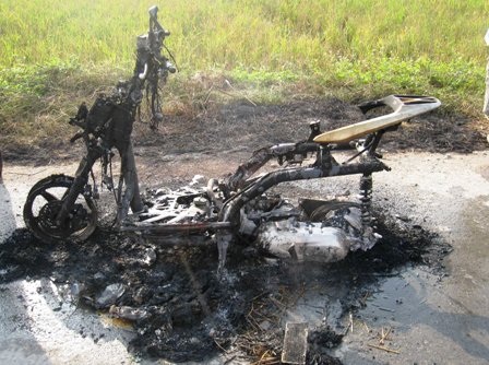 Chỉ trong vòng ít phút, chiếc xe máy chỉ còn lại bộ khung