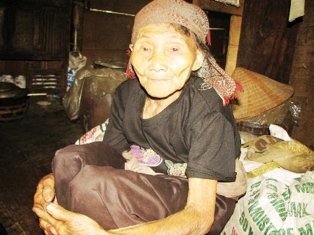 Đã 100 tuổi, nhưng cụ Hà Thị Ni vẫn lên nương rẫy làm cùng con cháu và tự nấu ăn, tắm giặt được.