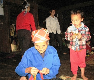 Cụ Trẵn 95 tuổi, nhưng cụ vẫn may khéo léo như những thiếu nữ Mường đôi mươi.