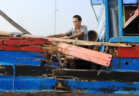 Con tàu bị đâm hư hỏng nặng, thiệt hại ước tính khoảng 300 triệu đồng.