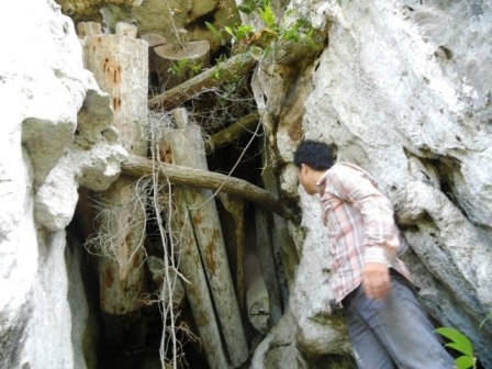  Những chiếc quan tài treo chi chít trước hang Pha Quen.