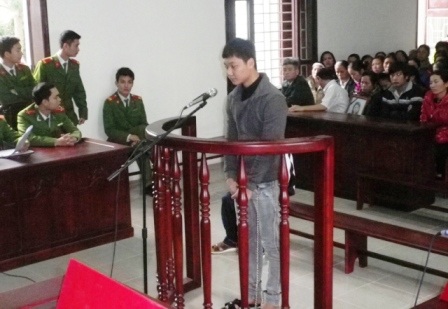 Bị cáo Trần Quang Đức trước vành móng ngựa