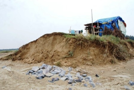 Biển lấn thực vào sát nhà dân ở xã Quảng Cư, thị xã Sầm Sơn, Thanh Hóa