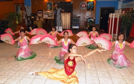 Các nghệ sĩ đến từ Việt Nam mang lời ca tiếng hát đến với kiều bào Việt Nam tại Lào.