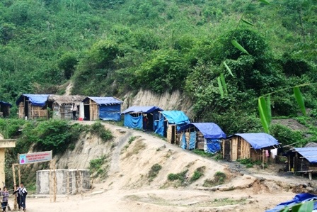 Những căn lều này là nơi trọ học của hàng trăm học sinh Trường THCS Mường Lý.