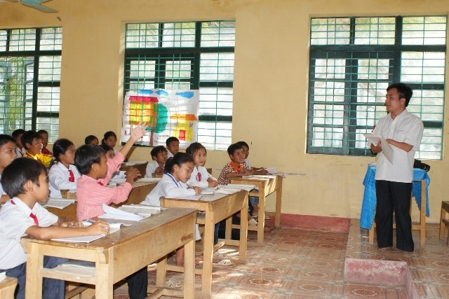 Cảm phục thầy giáo da cam 15 năm miệt mài đứng lớp
