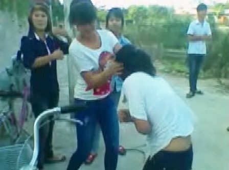 Nhóm nữ sinh vừa đánh bạn vừa cười.